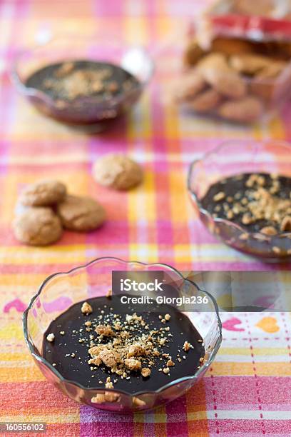 Budín De Chocolate Con Amaretti Triturados Foto de stock y más banco de imágenes de Alimento - Alimento, Azúcar, Carquiñol