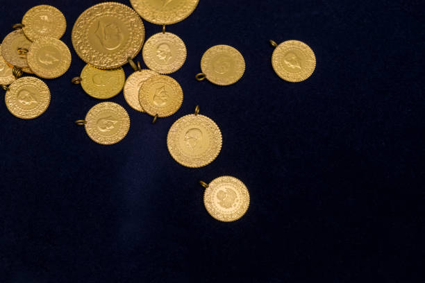la pila de monedas de oro turcas completas, medias y cuartas sobre un fondo azul marino oscuro - photography metal traditional culture full fotografías e imágenes de stock