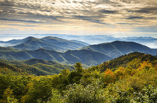 estrada blue ridge parkway nascer do sol montanhas parque nacional de outono pitoresca paisagem - blue ridge mountains appalachian mountains sunrise mountain imagens e fotografias de stock