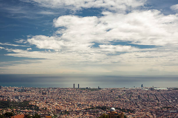 Barcelona city w pochmurne niebo — omówienie – zdjęcie