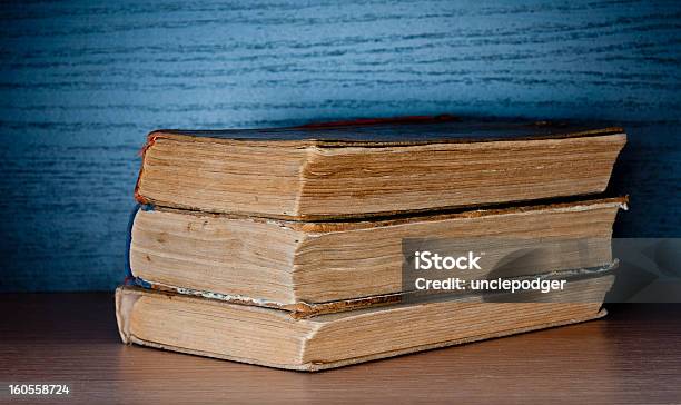 Unos Viejos Libros Foto de stock y más banco de imágenes de Antigualla - Antigualla, Biblioteca, Fotografía - Imágenes