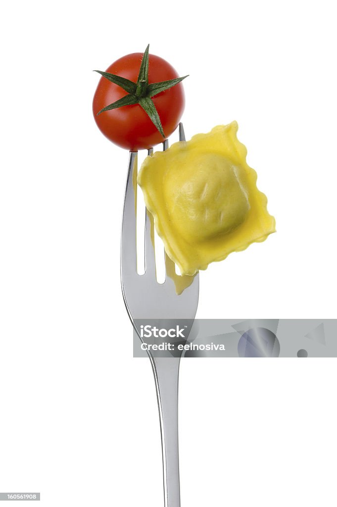 Ravióli e tomate na bifurcação, contra um fundo branco - Foto de stock de Alimentação Saudável royalty-free