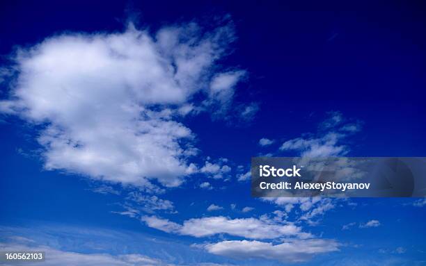 Cielo Azul Y Nubes De Fondo Foto de stock y más banco de imágenes de Aire libre - Aire libre, Azul, Belleza de la naturaleza