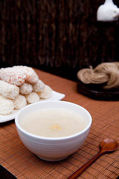 sikhye, корейский сладкого риса напиток - plate wooden spoon snack korean culture стоковые фото и изображения