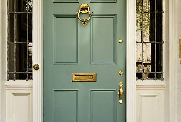 maison haut de gamme de la porte d'entrée - porte dentrée photos et images de collection