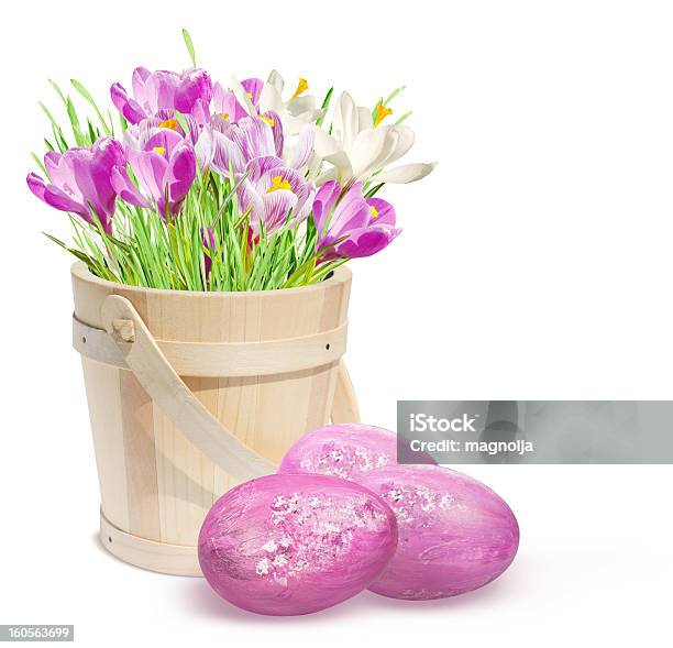 Decoración De Pascua Con Huevos Y Crocuses Rosa Foto de stock y más banco de imágenes de Barril - Barril, Cubo - Recipiente, Destinos turísticos