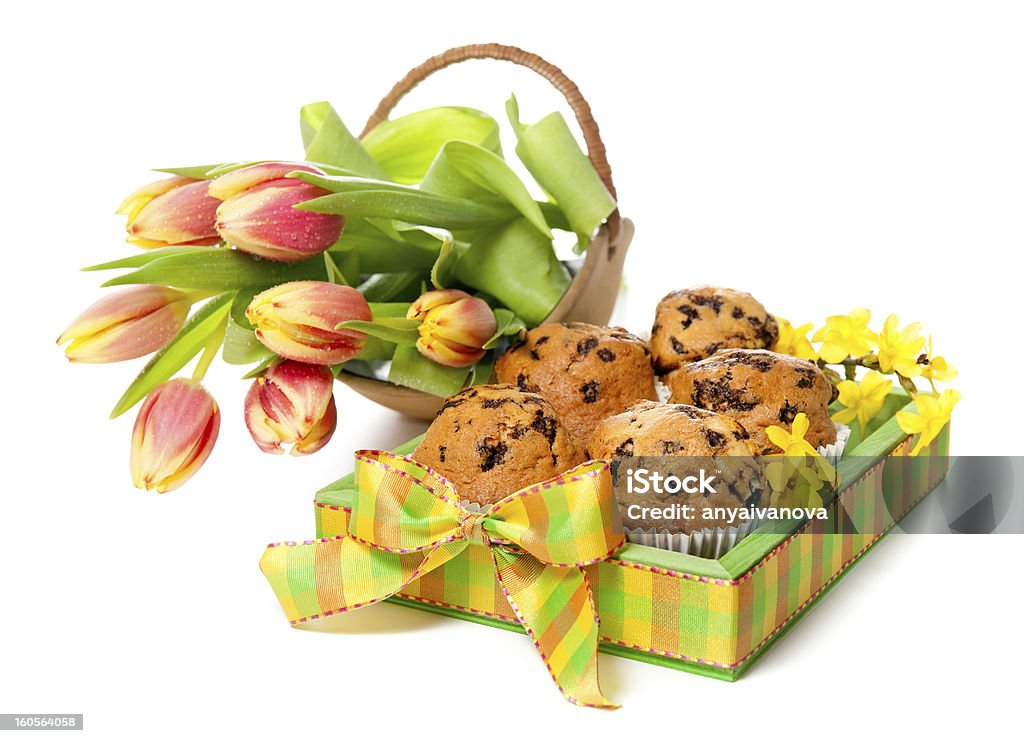 Muffins sur un plateau et un bouquet de tulipes - Photo de Anniversaire libre de droits