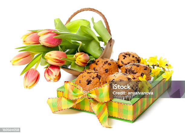 Photo libre de droit de Muffins Sur Un Plateau Et Un Bouquet De Tulipes banque d'images et plus d'images libres de droit de Anniversaire - Anniversaire, Arbre en fleurs, Beauté de la nature