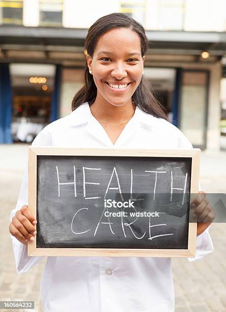 Photo libre de droit de Jeune Femme Avec Panneau De Santé banque d'images et plus d'images libres de droit de Adulte - Adulte, Blouse de laborantin, Expression positive