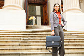 smling-frau-mit-valise-auf-der-treppe.jp