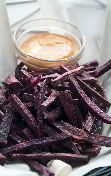 púrpura batatas fritas - sweet potato french fries yam baked fotografías e imágenes de stock