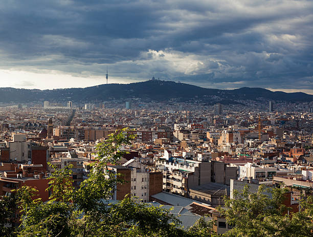Barcelona city w pochmurne niebo — omówienie – zdjęcie