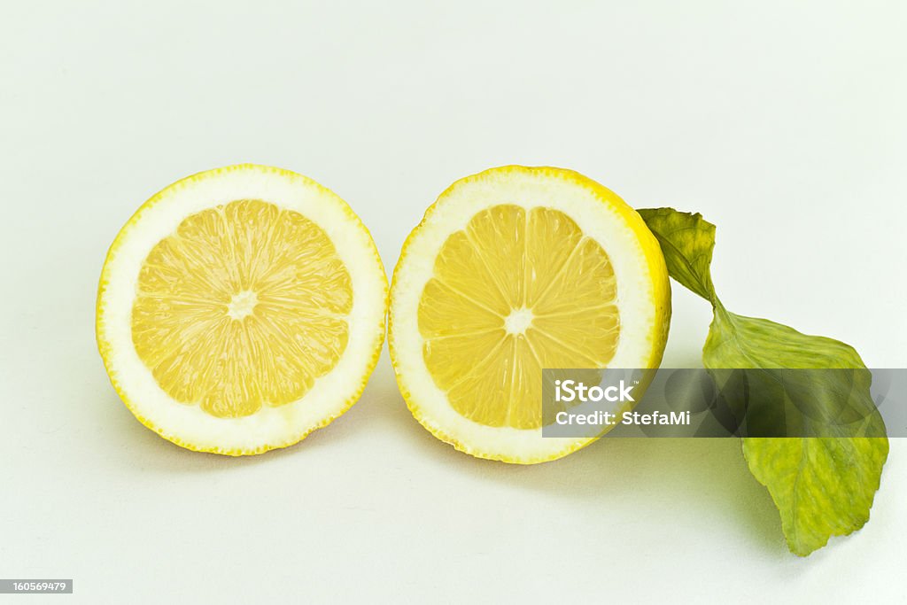 Section de citron avec des feuilles - Photo de Citron libre de droits