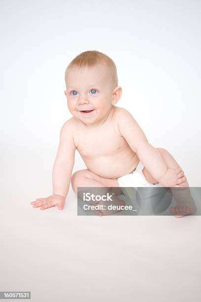 Милый Сидя Baby — стоковые фотографии и другие картинки 12-17 месяцев - 12-17 месяцев, 6-11 месяцев, Белый фон