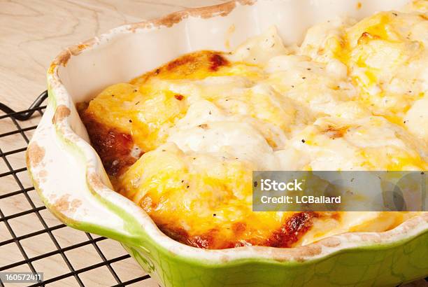 근접 구은 스캘롭트 포테이토와 체다 치즈를 식힘망 가리비 모양 감자 요리에 대한 스톡 사진 및 기타 이미지 - 가리비 모양 감자 요리, 0명, 감자 그라탕