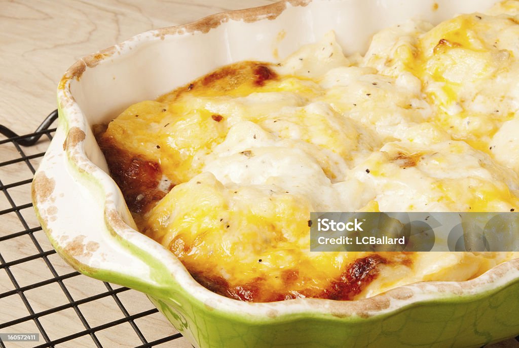 close-up de forno Batata Anna e queijo cheddar em grade para esfriar - Foto de stock de Batata Anna royalty-free