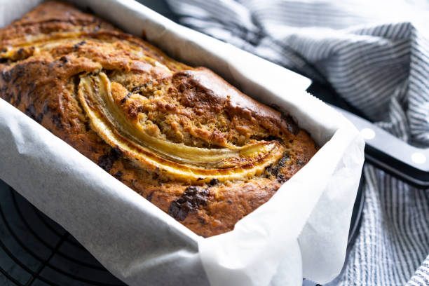 Homemade banana bread in the baking pan - fotografia de stock