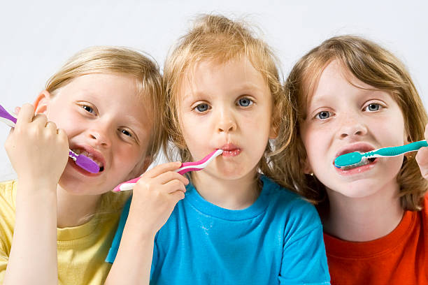 Niños de lavarse los dientes. - foto de stock