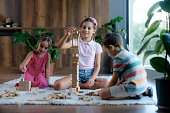 kinder-spielen-zu-hause-gemeinsam-mit-holzspielzeug.jpg?b=1&s=170x170&k=20&c=7zHv15mmjLIaXWxdy5r8Es3ErjlR-onky21xdR22Ywk=