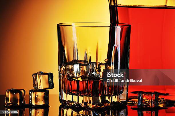 Vaso De Whisky Con Hielo Foto de stock y más banco de imágenes de Alimento - Alimento, Amarillo - Color, Bar