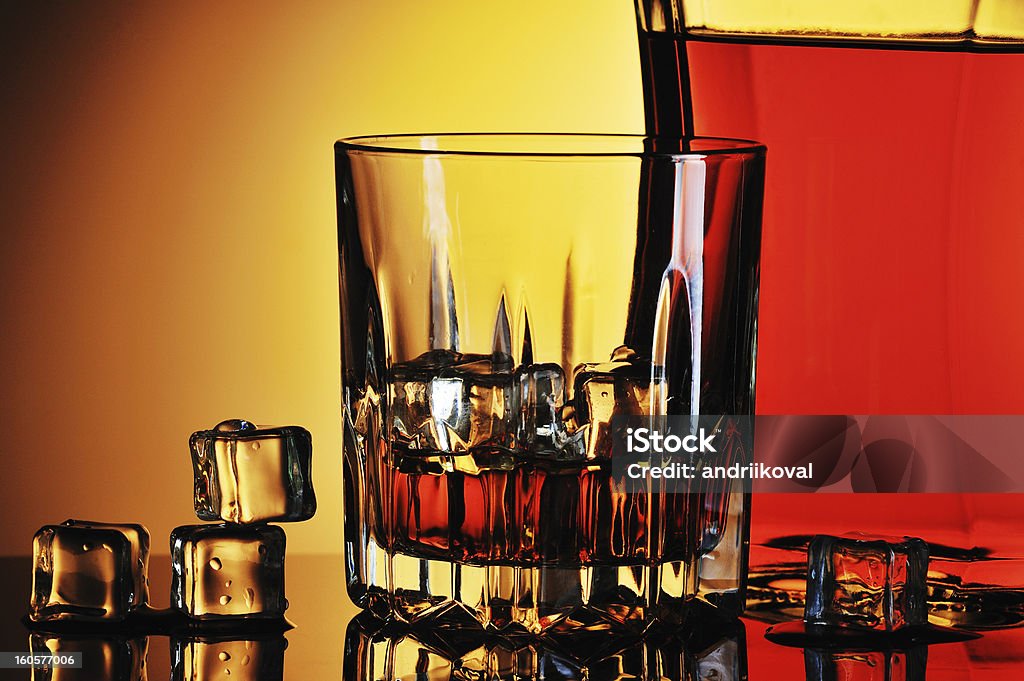 Verre de whisky avec glaçons - Photo de Alcool libre de droits