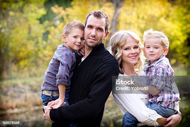 美しい若い家族のポートレート秋の色 - 25-29歳のストックフォトや画像を多数ご用意 - 25-29歳, 4人, 4歳から5歳