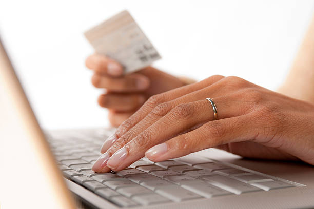 Mulher de mãos com teclado e cartão de crédito - foto de acervo