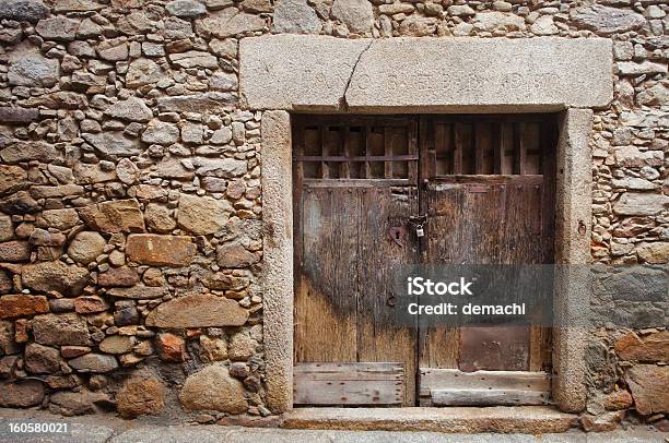 Vecchia Porta In Legno - Fotografie stock e altre immagini di Acciaio - Acciaio, Ambientazione esterna, Antico - Condizione
