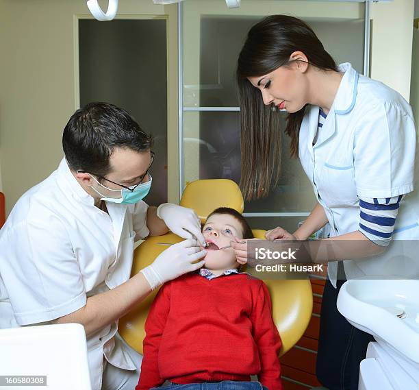 Kleine Junge Im Zahnarzt Stockfoto und mehr Bilder von Assistent - Assistent, Attraktive Frau, Ausrüstung und Geräte