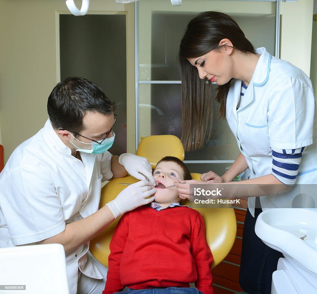 Petit garçon sur le dentiste - Photo de Adulte libre de droits