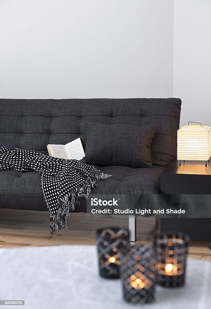 Grigio luci e comodo divano nel soggiorno - Foto stock royalty-free di Ambientazione interna