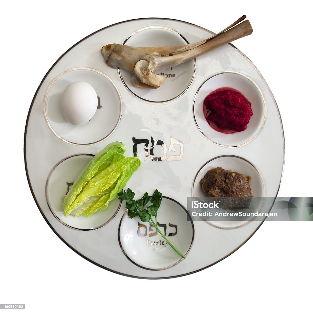 Piatto del Seder con cibo - Foto stock royalty-free di Piatto del Seder