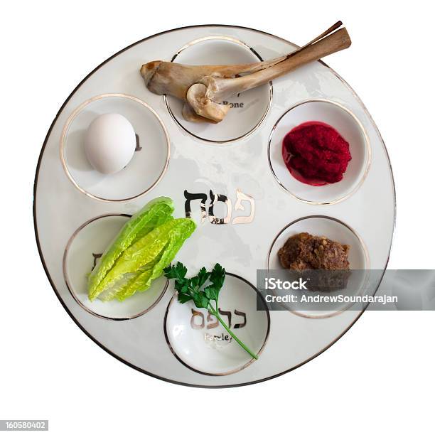 Piatto Del Seder Con Cibo - Fotografie stock e altre immagini di Piatto del Seder - Piatto del Seder, Pasqua ebraica, Sfondo bianco