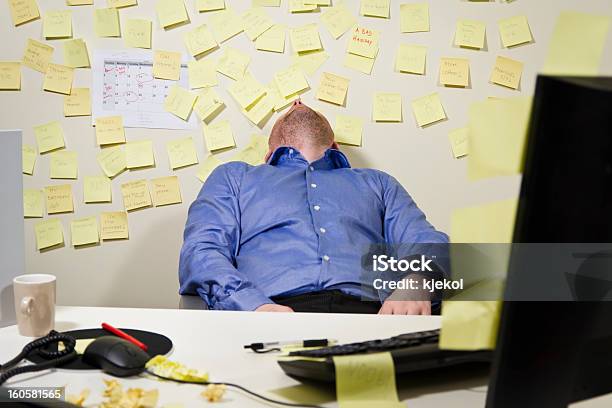 Agotado Hombre De Negocios Foto de stock y más banco de imágenes de Perder el tiempo - Perder el tiempo, Cuaderno de apuntes, Inconsciente