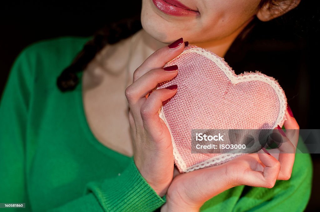 Menina adolescente segurando um coração. - Royalty-free Adolescente Foto de stock