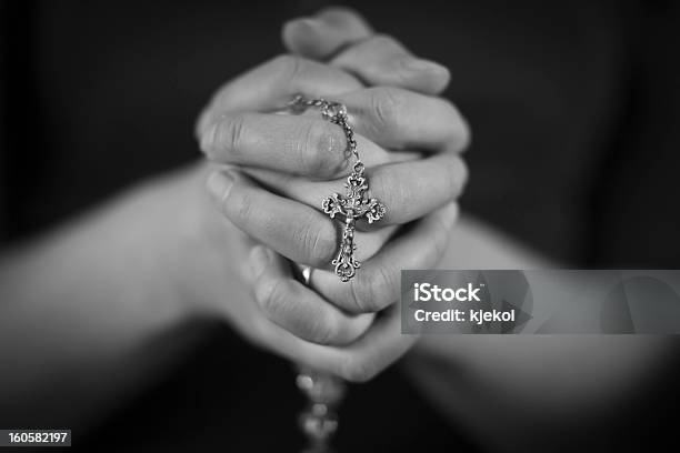 Женщина Молиться — стоковые фотографии и другие картинки Руки в замке - Руки в замке, Чёрно-белый, Белый