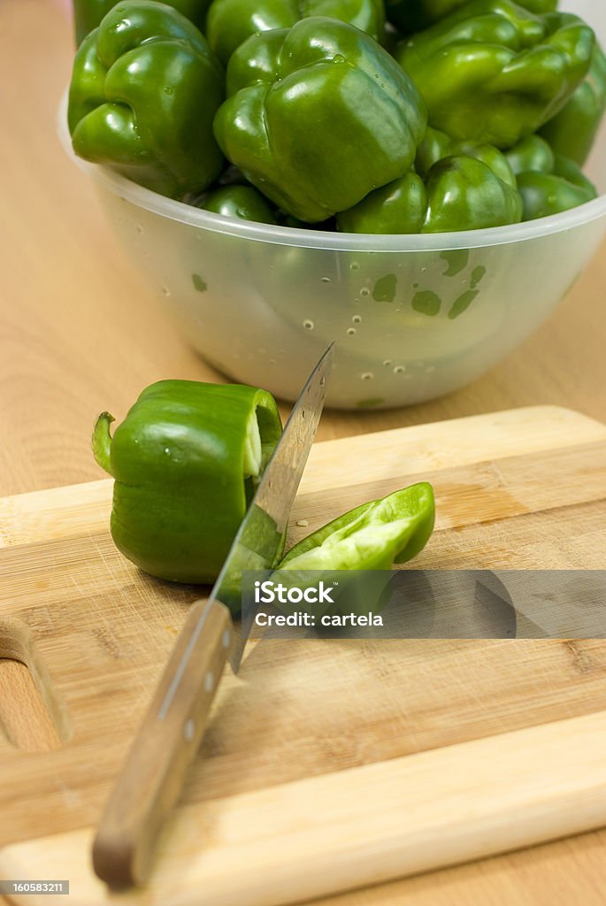 Green bell pepper Schnitt auf dem board - Lizenzfrei Essgeschirr Stock-Foto