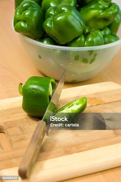 Green Bell Pepper Schnitt Auf Dem Board Stockfoto und mehr Bilder von Essgeschirr - Essgeschirr, Fotografie, Frische