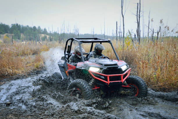 atv, buggy, quad y utv carreras de vehículos todoterreno en pista dura con salpicaduras de barro. extremo, adrenalina. 4x4 - mud spray rally car racing 4x4 fotografías e imágenes de stock