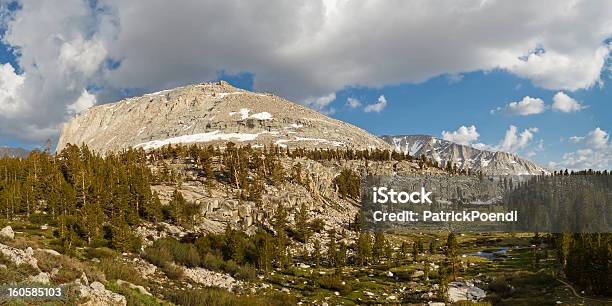 Foto de High Sierra Vista e mais fotos de stock de Azul - Azul, Beleza natural - Natureza, Bosque - Floresta