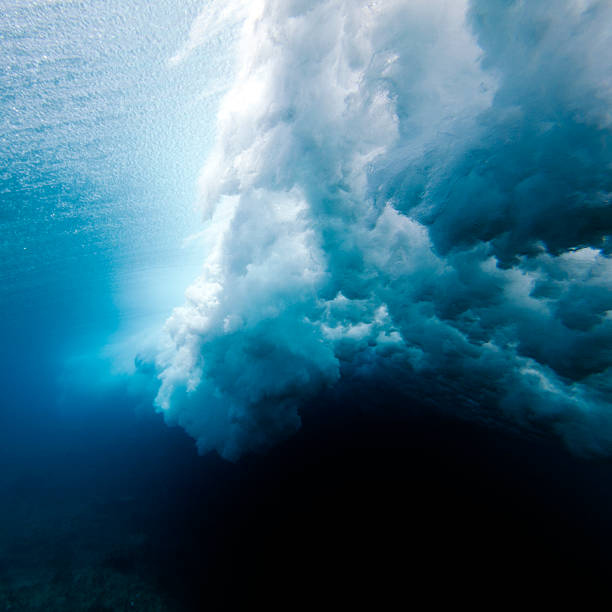 ondas que se quebram lá embaixo d'água - bubble swimming pool water underwater - fotografias e filmes do acervo