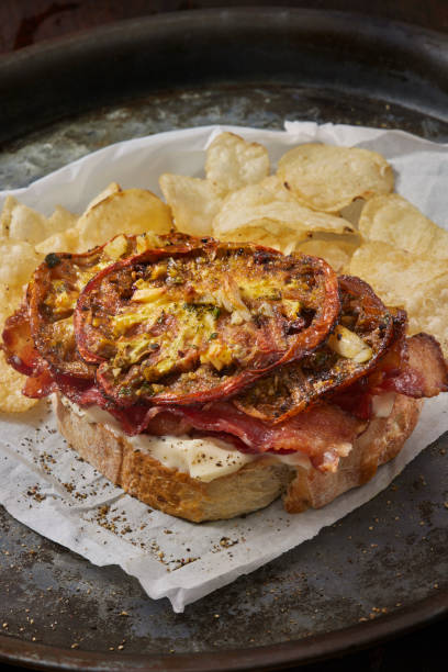 kanapka blt z pieczonymi pomidorami - heirloom tomato organic tomato rustic zdjęcia i obrazy z banku zdjęć