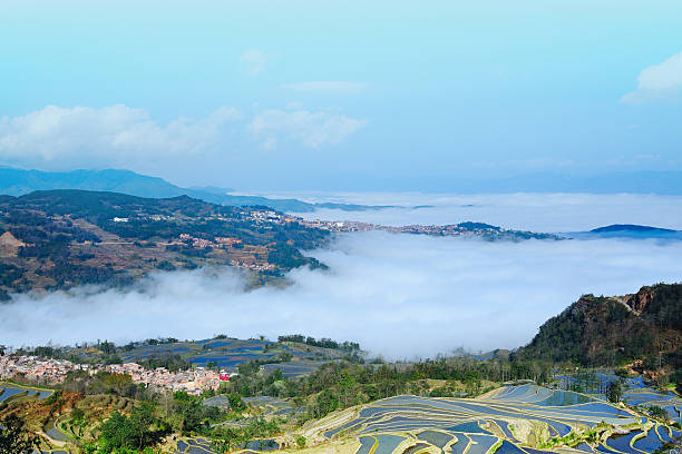 ville, le village et de terrasses dans les nuages - agriculture artificial yunnan province china photos et images de collection