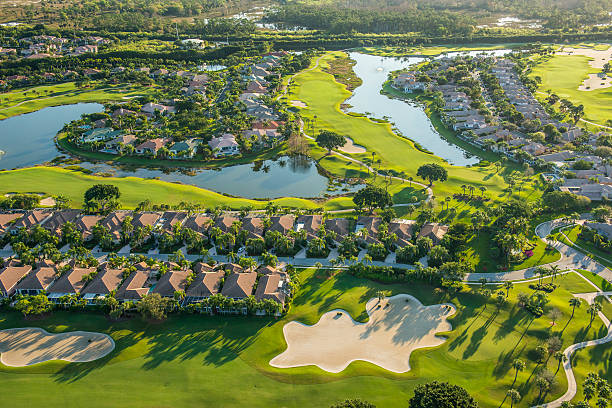 mattina veduta aerea del golf comunità del sud della florida - palm tree florida house residential district foto e immagini stock