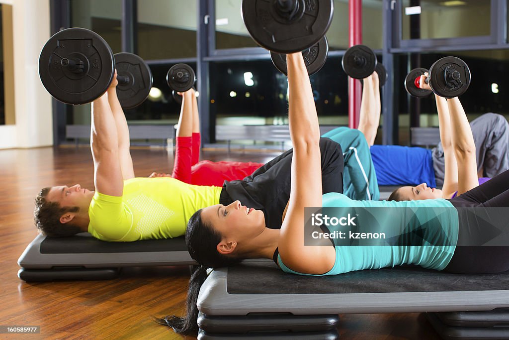 Entrenamiento con pesas en el gimnasio con pesas - Foto de stock de Actividad libre de derechos