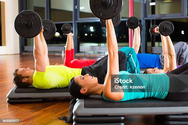 Entrenamiento Con Pesas En El Gimnasio Con Pesas Foto de stock y más banco de imágenes de Actividad - Actividad, Actividades recreativas, Adulto