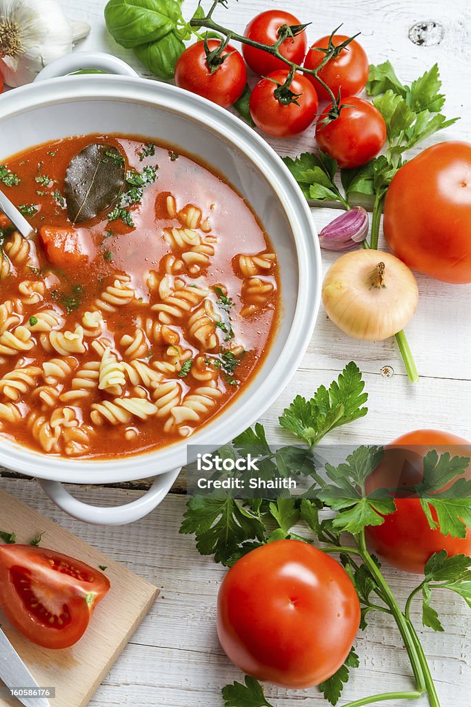준비 할 연두빛 토마토 수프 - 로열티 프리 0명 스톡 사진