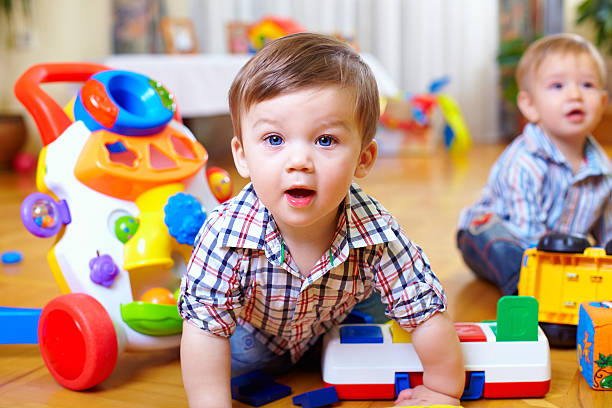 neugierig baby-junge lernen kinderzimmer zimmer - einjährig stock-fotos und bilder