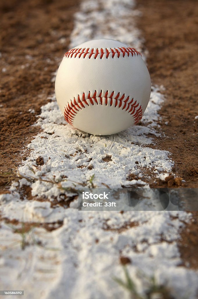 Béisbol en la línea de tiza - Foto de stock de Actividades recreativas libre de derechos