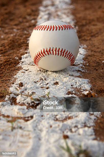 Béisbol En La Línea De Tiza Foto de stock y más banco de imágenes de Actividades recreativas - Actividades recreativas, Béisbol, Campo - Lugar deportivo